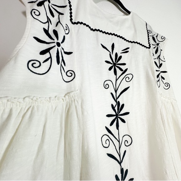 Embroidered White and Black Women's Top - Picture 6 of 10